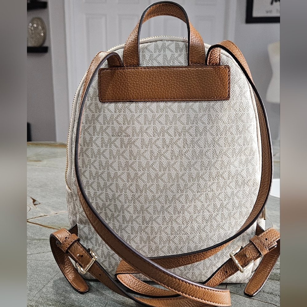 NWT Michael Kors Abbey MK Signature Backpack Vanilla Brown Gold - Picture 10 of 15